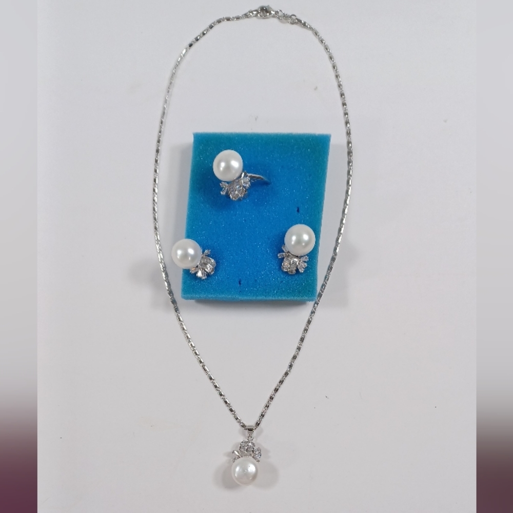 Set of freshwater pearls 5 micron settings & tarzanite diamond.